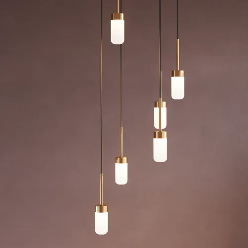 Badezimmer-Inspiration mit romantischen Hängeleuchten aus glänzendem Messing, die Ihrem Badezimmer eine elegante Note verleihen.