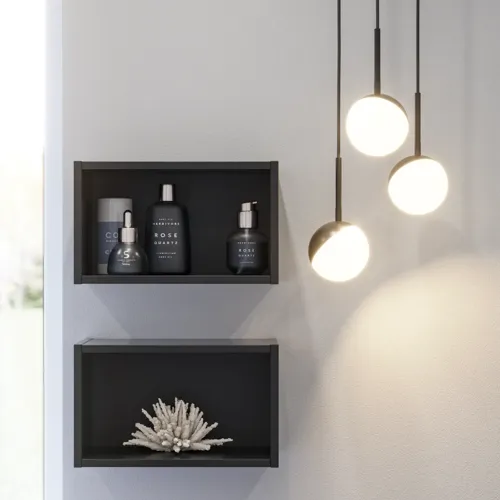 Badezimmerinspiration mit stilvollen Badezimmeraccessoires, eleganten runden Pendelleuchten und minimalistischen schwarzen offenen Modulen, die dem Badezimmer das gewisse Etwas verleihen.