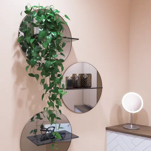 Kleine Badezimmerinspiration mit Waschbeckenunterschrank in Sonderfarbe mit integriertem Griff, Spiegelschrank mit Lampen, Dekorationsspiegel mit getöntem Glasregal, weiße Fischgrätfliesen für ein stilvolles und klassisches Aussehen.