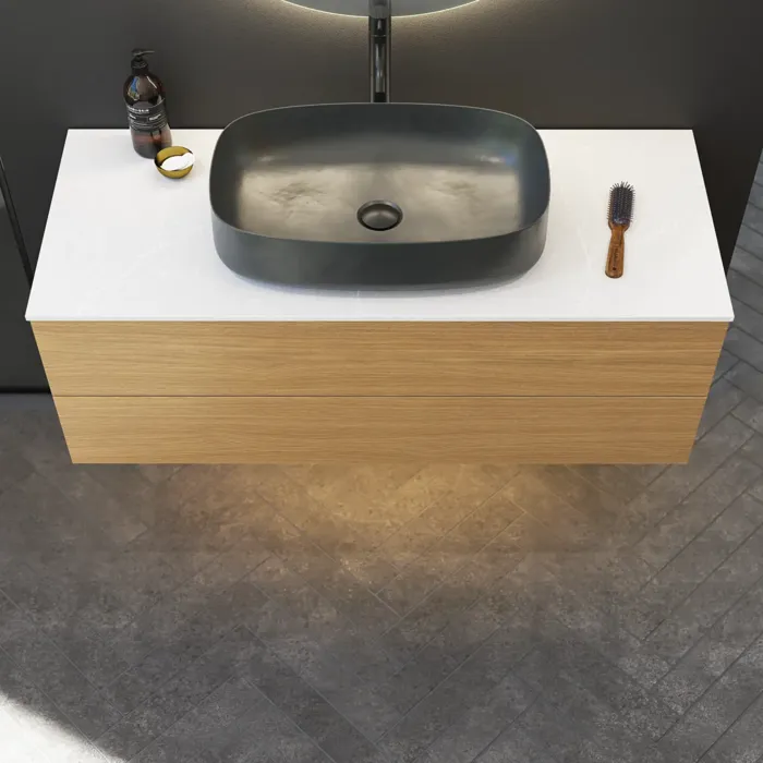 Minimalistische und stilvolle Badezimmer Inspiration mit Waschtischunterschrank, Unterschränken und Hochschränken aus goldener Eiche, großem rundem Spiegel mit Lichtsteuerung, farbigem WC und Aufsatzwaschbecken