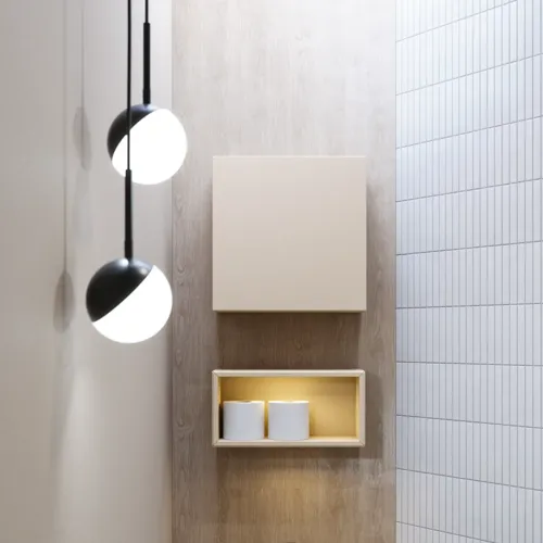 Stilvolle Badezimmer Inspiration mit beigem Waschtischunterschrank mit Innenschublade, Oberschrank, offenem Regal, ovalem Spiegel mit Beleuchtung, passenden Pendelleuchten, Regal unter dem Spiegel und wandhängendem WC