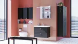 Große Badinspiration mit Badmöbeln in Black Structure mit eleganten Waschbecken und schönen Spiegelschränken mit integrierter Beleuchtung, Terrazzoboden und roten Wänden und Fliesen für einen modernen Look.