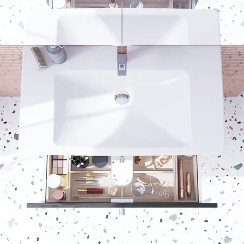 Badezimmerinspiration mit elegantem Waschbecken und Waschtischunterschrank mit praktischer und stilvoller Schubladeneinrichtung in Form von schönen Holzkästen, die eine optimale Platzausnutzung bieten.