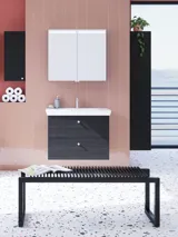 Große Badinspiration mit Badmöbeln in Black Structure mit eleganten Waschbecken und schönen Spiegelschränken mit integrierter Beleuchtung, Terrazzoboden und roten Wänden und Fliesen für einen modernen Look.