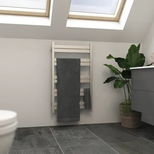 Badezimmer mit schrägen Wänden Inspiration mit stilvollem elektrischem Handtuchwärmer, der nicht nur ein ästhetisches Element ins Badezimmer bringt, sondern auch die Handtücher angenehm warm hält.
