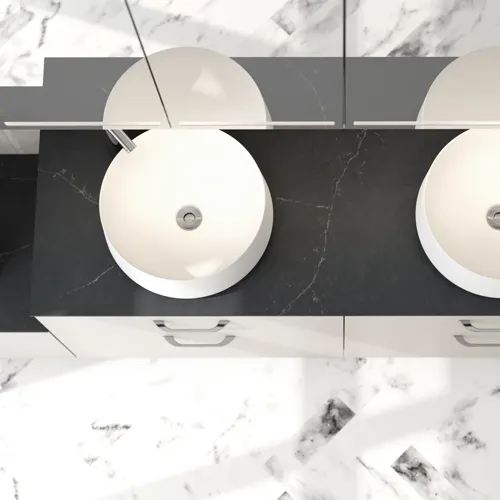 Romantische Badezimmer Inspiration mit Spiegelschrank, der praktische und anmutige Aufbewahrungslösungen bietet, doppelte Aufsatzwaschbecken auf einer Steinplatte.