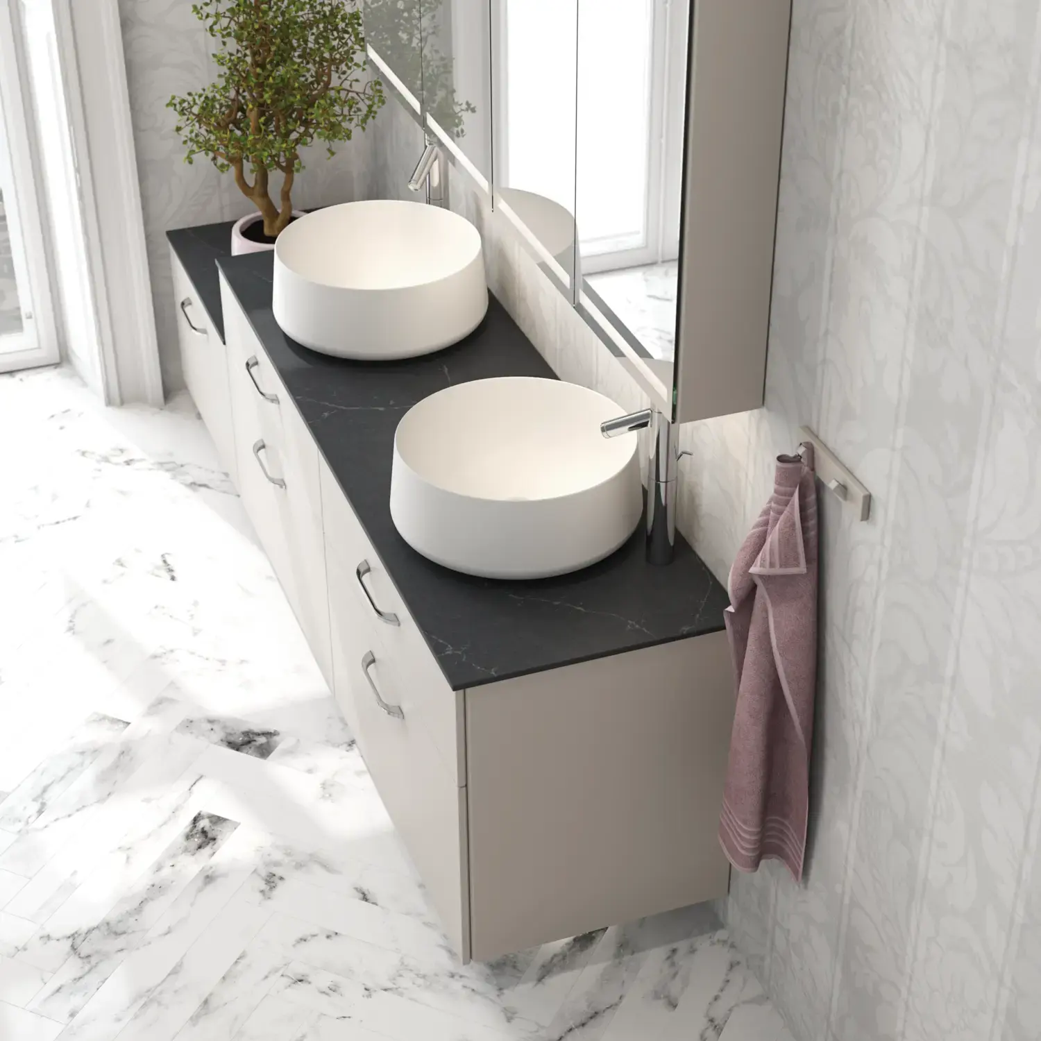 Romantische Badezimmer Inspiration mit Spiegelschrank, der praktische und anmutige Aufbewahrungslösungen bietet, doppelte Aufsatzwaschbecken auf einer Steinplatte.