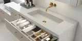 Helles und schönes Badezimmer mit Duschecke und Arbeitsplatte aus Silestone