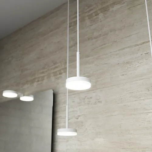 Stilvolles Badezimmer mit eleganten weißen Deckenlampen und passenden Lampen über einem stilvollen Spiegel mit abgerundeten Ecken.
