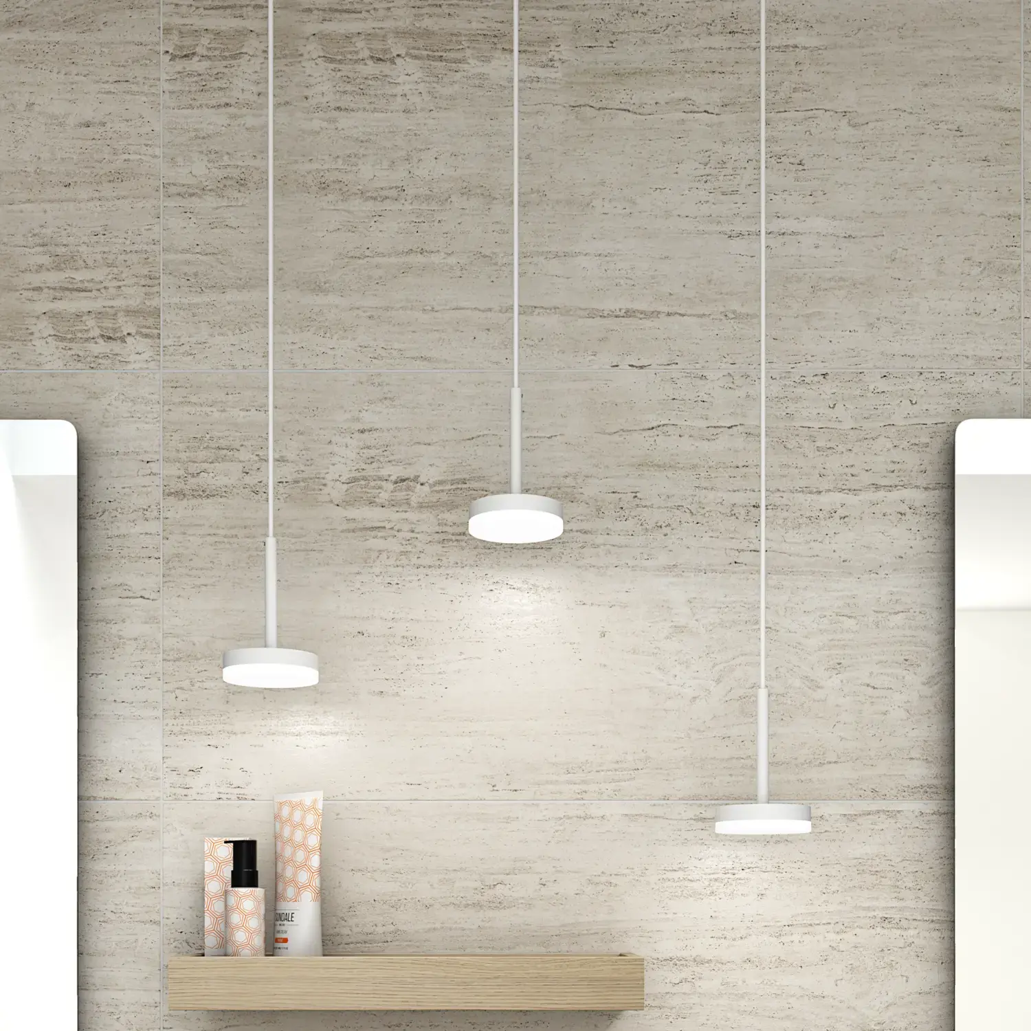 Helles und stilvolles Badezimmer mit schönen Wänden aus hellem Stein, eleganten weißen Deckenlampen, quadratischen Spiegeln und stilvollen Holzablagen in Helle Eiche.