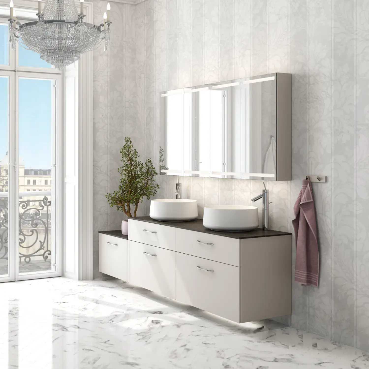 Romantische Badezimmer Inspiration mit Spiegelschrank, der praktische und anmutige Aufbewahrungslösungen bietet, doppelte Aufsatzwaschbecken auf einer Steinplatte.