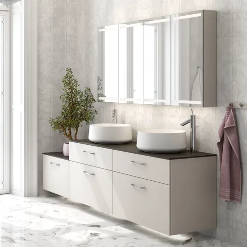 Romantische Badezimmer Inspiration mit Spiegelschrank, der praktische und anmutige Aufbewahrungslösungen bietet, doppelte Aufsatzwaschbecken auf einer Steinplatte.