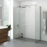 Große Badezimmer-Inspiration mit Waschtischunterschrank aus brauner Eiche, schönem Doppelwaschbecken, elegantem Spiegelschrank mit integriertem Licht und begehbarer Dusche mit Satin-Details, große helle Fliesen schaffen einen hellen und modernen Look.
