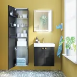 Kleine Badinspiration mit Badmöbeln in schwarzer Struktur mit elegantem Waschbecken, praktischem und stilvollem Dekor und runden Messinggriffen, quadratischem Spiegel mit integriertem Licht für einen modernen Look.