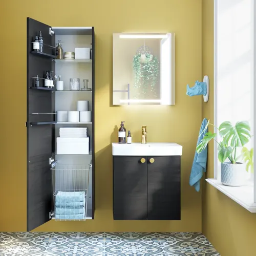 Kleine Badinspiration mit Badmöbeln in schwarzer Struktur mit elegantem Waschbecken, praktischem und stilvollem Dekor und runden Messinggriffen, quadratischem Spiegel mit integriertem Licht für einen modernen Look.