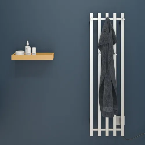 Stilvolles Badezimmer mit dunkelblauen Wänden, elektrischem Handtuchwärmer und gelber Holzablage.