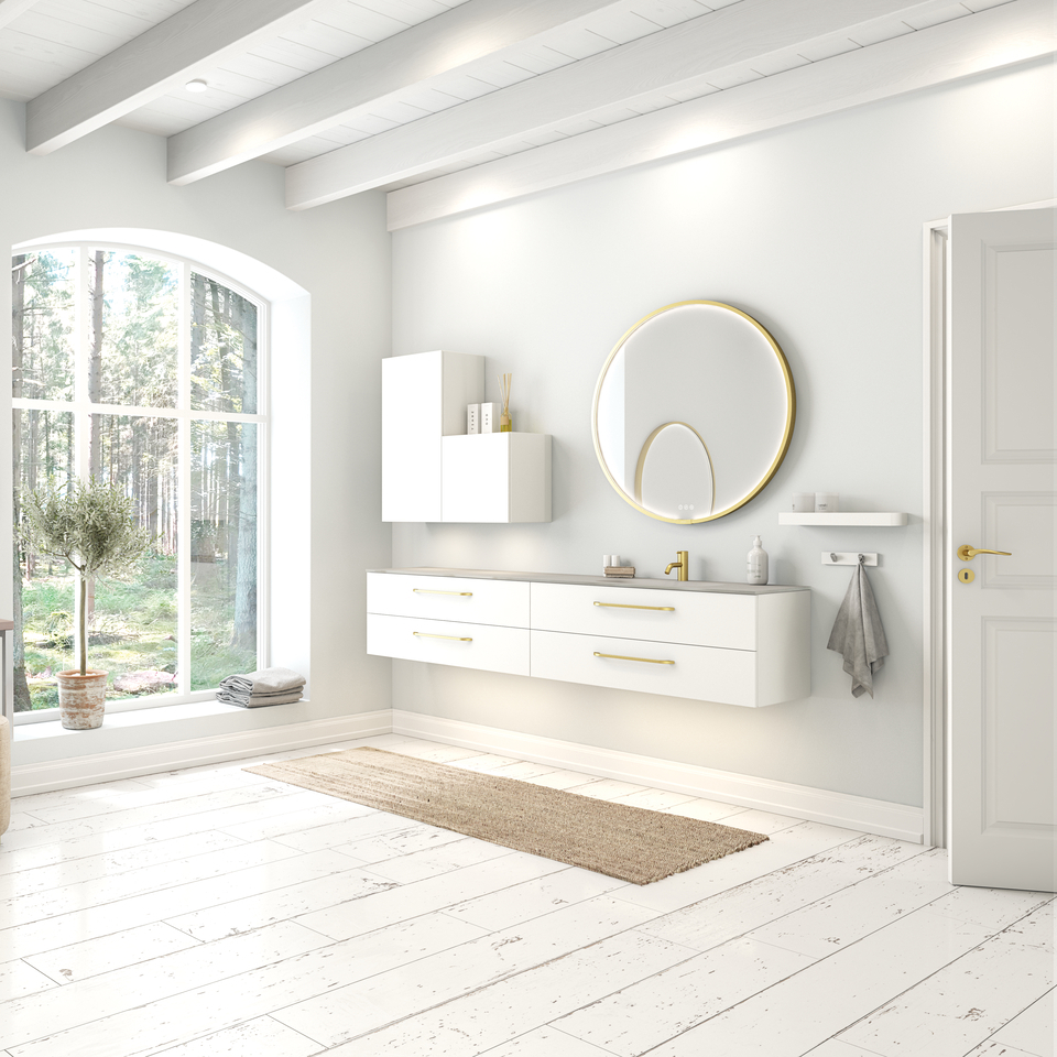 Großes und romantisches Badezimmer mit rundem Spiegel mit Goldverzierung