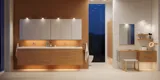 Modernes Badezimmer im nordischen Stil mit hellem Holz, eleganter Beleuchtung, Spiegelschrankwand und stilvoller Einrichtung, die eine warme und einladende Atmosphäre schafft.