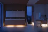 Modernes Badezimmer im nordischen Stil mit hellem Holz, eleganter Beleuchtung, Spiegelschrankwand und stilvoller Einrichtung, die eine warme und einladende Atmosphäre schafft.