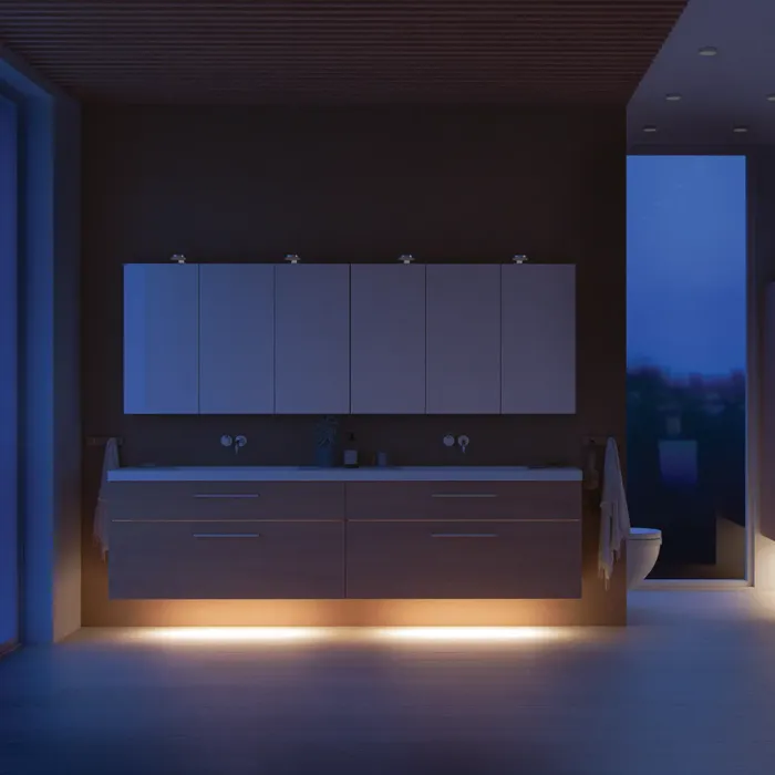 Modernes Badezimmer im nordischen Stil mit hellem Holz, eleganter Beleuchtung, Spiegelschrankwand und stilvoller Einrichtung, die eine warme und einladende Atmosphäre schafft.