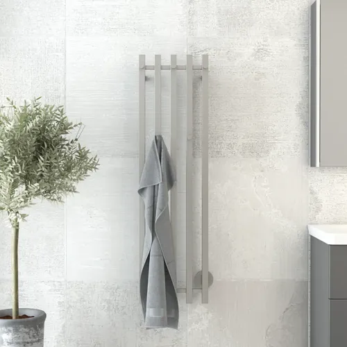 Badezimmer-Inspiration mit einem elektrischen Handtuchwärmer, der eine praktische Lösung bietet, um Ihre Handtücher warm und trocken zu halten, und gleichzeitig einen Hauch von Eleganz in Ihr Badezimmer bringt.