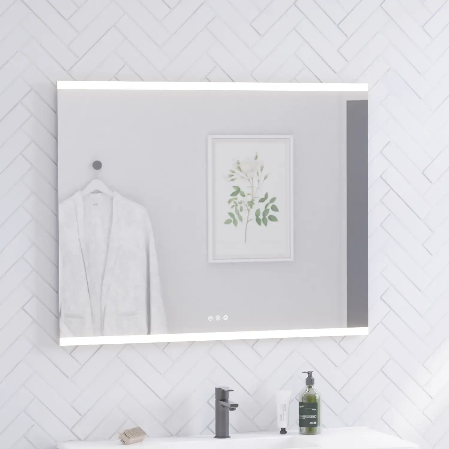 Badezimmer-Inspiration mit Waschbecken- und Hochschränken aus schwarzer Eiche, elegantem quadratischem Waschbecken und Spiegel mit integrierter Beleuchtung, großen weißen Bodenfliesen und Fischgrätenfliesen an der Wand für ein helles, modernes Aussehen.