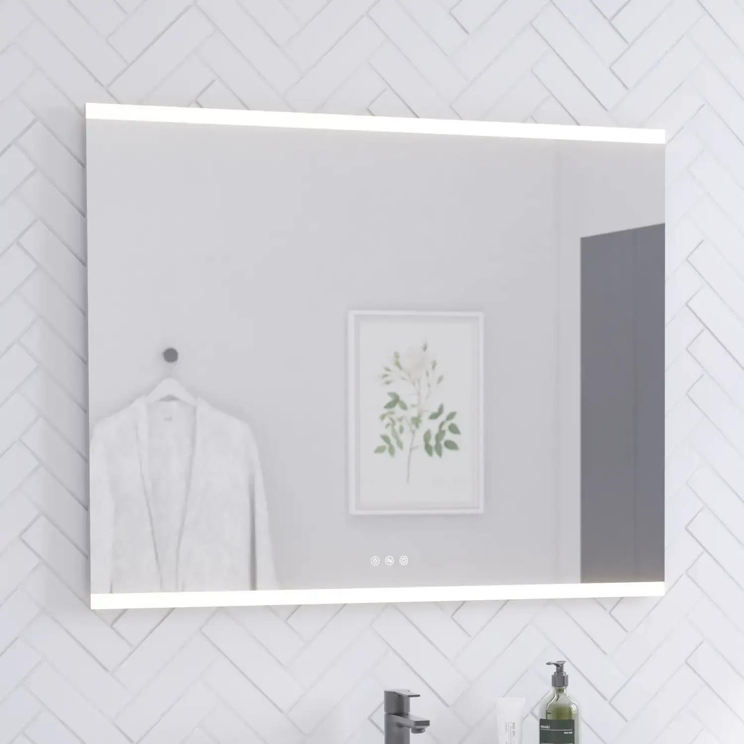 Badezimmer-Inspiration mit Waschbecken- und Hochschränken aus schwarzer Eiche, elegantem quadratischem Waschbecken und Spiegel mit integrierter Beleuchtung, großen weißen Bodenfliesen und Fischgrätenfliesen an der Wand für ein helles, modernes Aussehen.