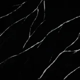 Silestone® Arbeitsplatte in der Farbe Eternal Marquina – eine tiefschwarze Quarzoberfläche mit auffälliger weißer Maserung. Eine exklusive Wahl, die dramatische Eleganz mit robuster Funktionalität verbindet.
