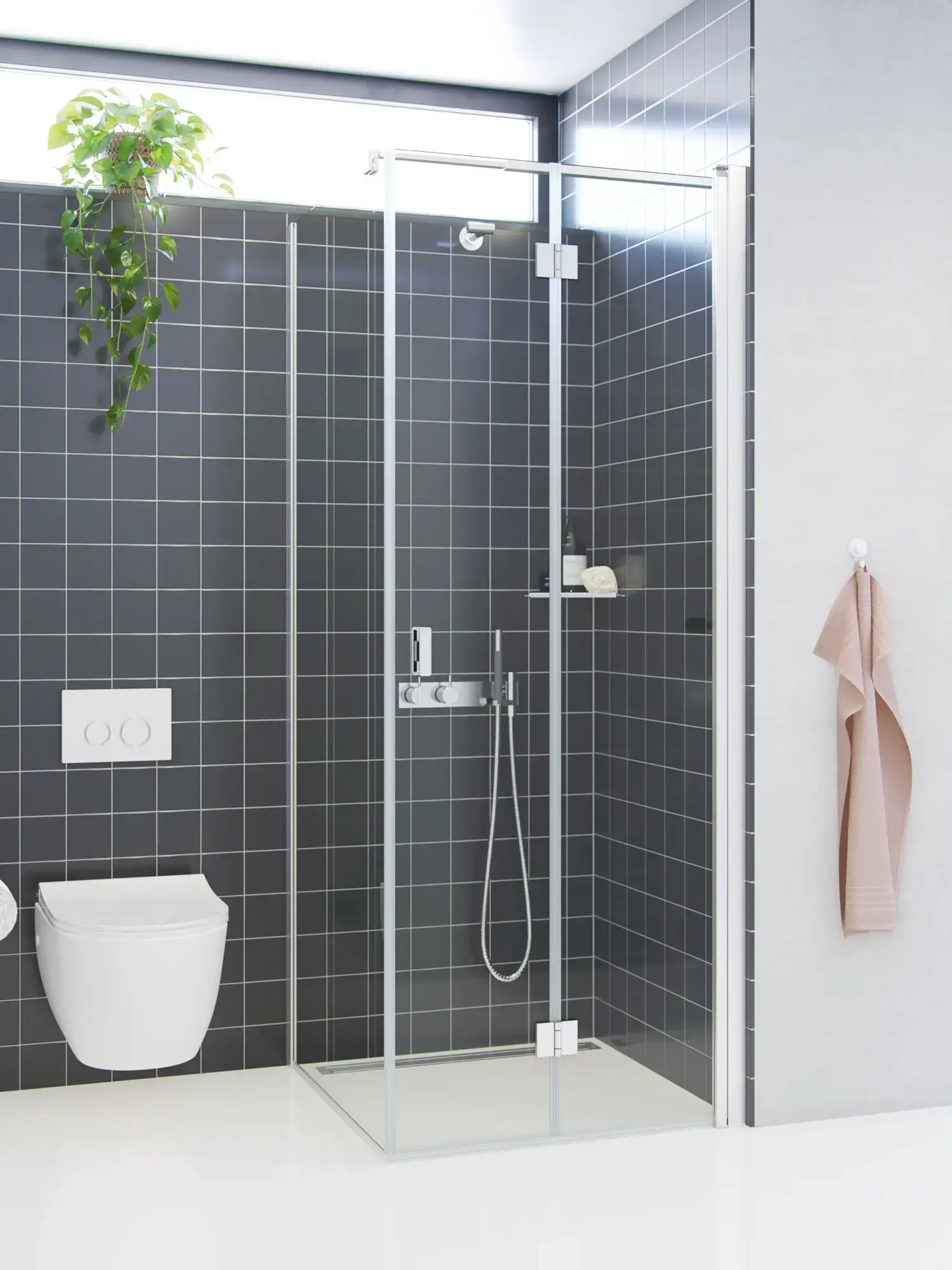 Badezimmer-Inspiration mit einer Duschwand mit fester Wand und Falttür aus Klarglas und Satin, die für ein helles und modernes Aussehen sorgt.