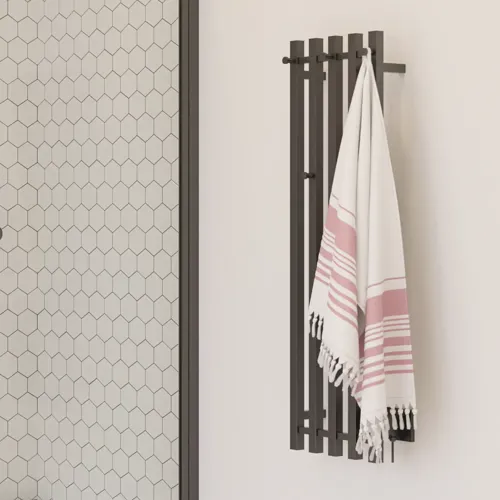 Große Badezimmerinspiration mit weißen Badmöbeln, quadratischem Spiegel und Duschwand mit Schwingtüren aus Klarglas und Profilen in Mattschwarz sowie einem eleganten elektrisch beheizten Handtuchhalter.