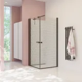 Große Badezimmerinspiration mit weißen Badmöbeln, quadratischem Spiegel und Duschwand mit Schwingtüren aus Klarglas und Profilen in Mattschwarz sowie einem eleganten elektrisch beheizten Handtuchhalter.