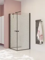 Große Badezimmerinspiration mit weißen Badmöbeln, quadratischem Spiegel und Duschwand mit Schwingtüren aus Klarglas und Profilen in Mattschwarz sowie einem eleganten elektrisch beheizten Handtuchhalter.