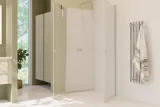 Große Badezimmerinspiration mit grünen Badezimmermöbeln, quadratischem Spiegel und Duschkabine mit Schwingtüren aus klarem Glas und Profilen aus Satin sowie einem eleganten elektrisch beheizten Handtuchhalter.