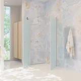 Inspiration für ein großes Badezimmer mit Badezimmermöbeln aus hellem Holz, quadratischem Spiegel und Duschwand mit Flügeltüren aus Eisglas und Profilen aus Satin sowie elegantem elektrisch beheiztem Handtuchhalter.