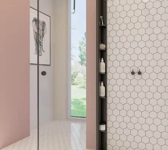 Große Badezimmerinspiration mit weißen Badmöbeln, quadratischem Spiegel und Duschwand mit Schwingtüren aus Klarglas und Profilen in Mattschwarz sowie einem eleganten elektrisch beheizten Handtuchhalter.