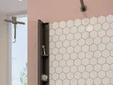 Große Badezimmerinspiration mit weißen Badmöbeln, quadratischem Spiegel und Duschwand mit Schwingtüren aus Klarglas und Profilen in Mattschwarz sowie einem eleganten elektrisch beheizten Handtuchhalter.