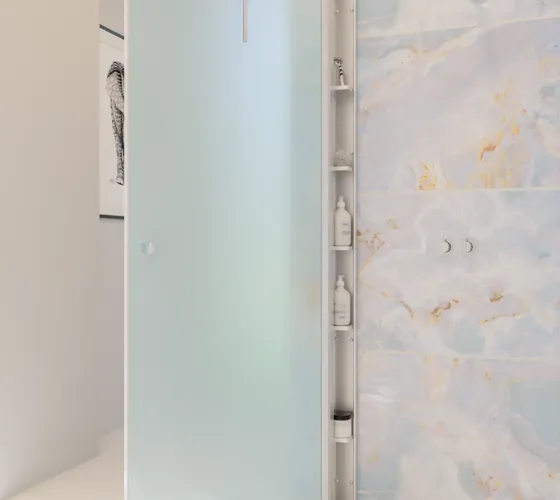 Inspiration für ein großes Badezimmer mit Badezimmermöbeln aus hellem Holz, quadratischem Spiegel und Duschwand mit Flügeltüren aus Eisglas und Profilen aus Satin sowie elegantem elektrisch beheiztem Handtuchhalter.