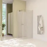Große Badezimmerinspiration mit grünen Badezimmermöbeln, quadratischem Spiegel und Duschkabine mit Schwingtüren aus klarem Glas und Profilen aus Satin sowie einem eleganten elektrisch beheizten Handtuchhalter.