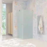 Inspiration für ein großes Badezimmer mit Badezimmermöbeln aus hellem Holz, quadratischem Spiegel und Duschwand mit Flügeltüren aus Eisglas und Profilen aus Satin sowie elegantem elektrisch beheiztem Handtuchhalter.