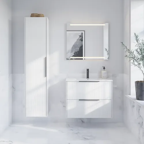 Inspiration für ein Badezimmer mit Marmorböden und -wänden, einem eleganten weißen Waschtischunterschrank und einem Hochschrank mit schönen schmalen Streifen und minimalistischen schwarzen, sowie einem modernen quadratischen Spiegel mit Beleuchtung.