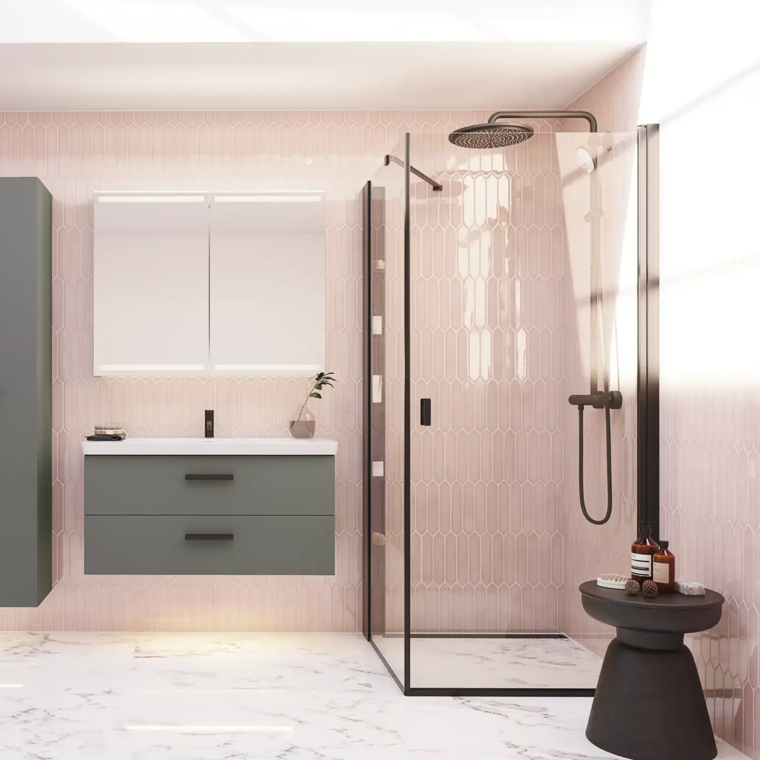 Große Badezimmer-Inspiration mit grauen Möbeln, elegantem Spiegelschrank mit Licht, schwarzer Duschkabine mit Eckablage, Marmorboden und rosa Fliesen für einen femininen, modernen Ausdruck.