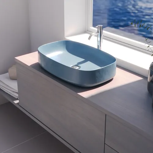 Kleine Badezimmer-Inspiration mit maßgefertigter Arbeitsplatte, eleganter blauer Aufsatzwaschbecken und quadratischem Zierspiegel, der einen hellen und modernen Raum schafft.