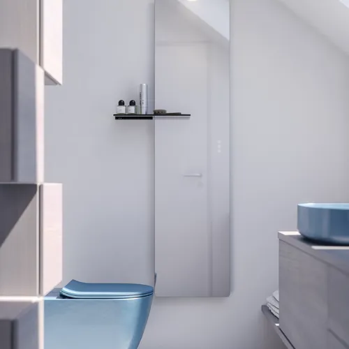 Kleine Badezimmer-Inspiration mit maßgefertigter Arbeitsplatte, eleganter blauer Aufsatzwaschbecken und quadratischem Zierspiegel, der einen hellen und modernen Raum schafft.