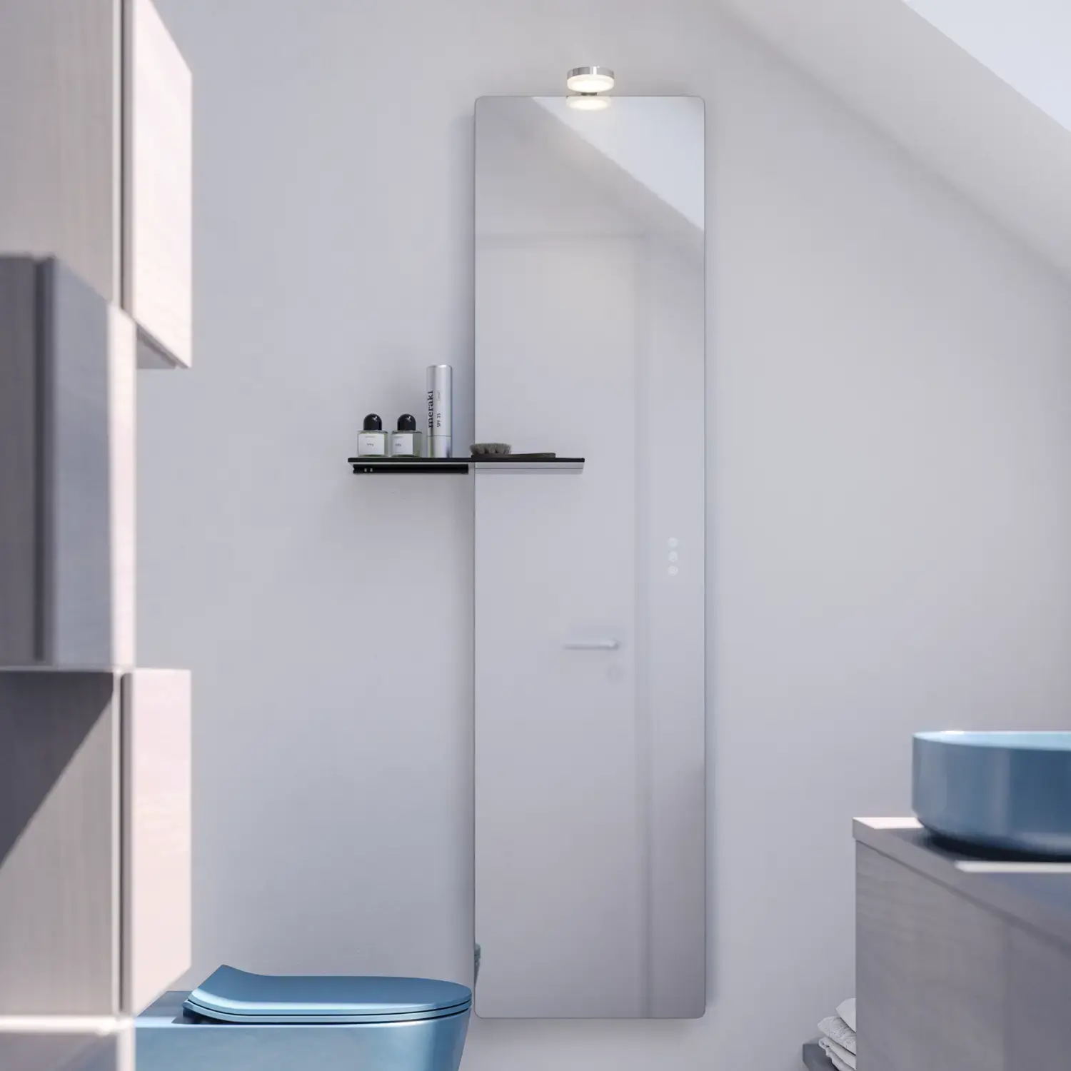 Kleine Badezimmer-Inspiration mit maßgefertigter Arbeitsplatte, eleganter blauer Aufsatzwaschbecken und quadratischem Zierspiegel, der einen hellen und modernen Raum schafft.