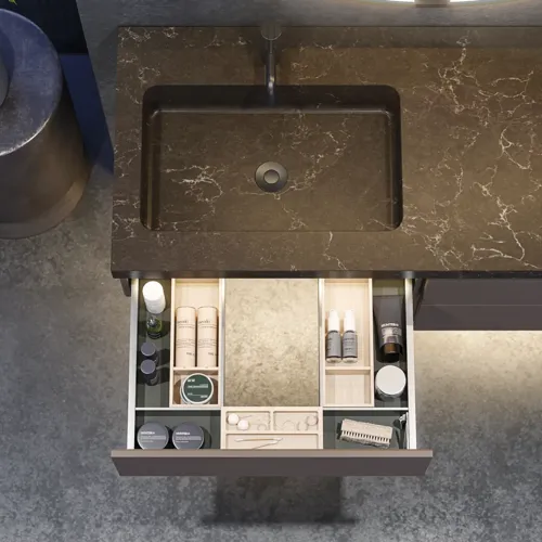Stilvolle und geräumige Badezimmer Inspiration mit großem rundem Spiegel mit schwarzem Rahmen, dunklem Steinwaschbecken, farbigem WC, Oberschrank und offenem Regal in einem raffinierten und gedämpften Design.