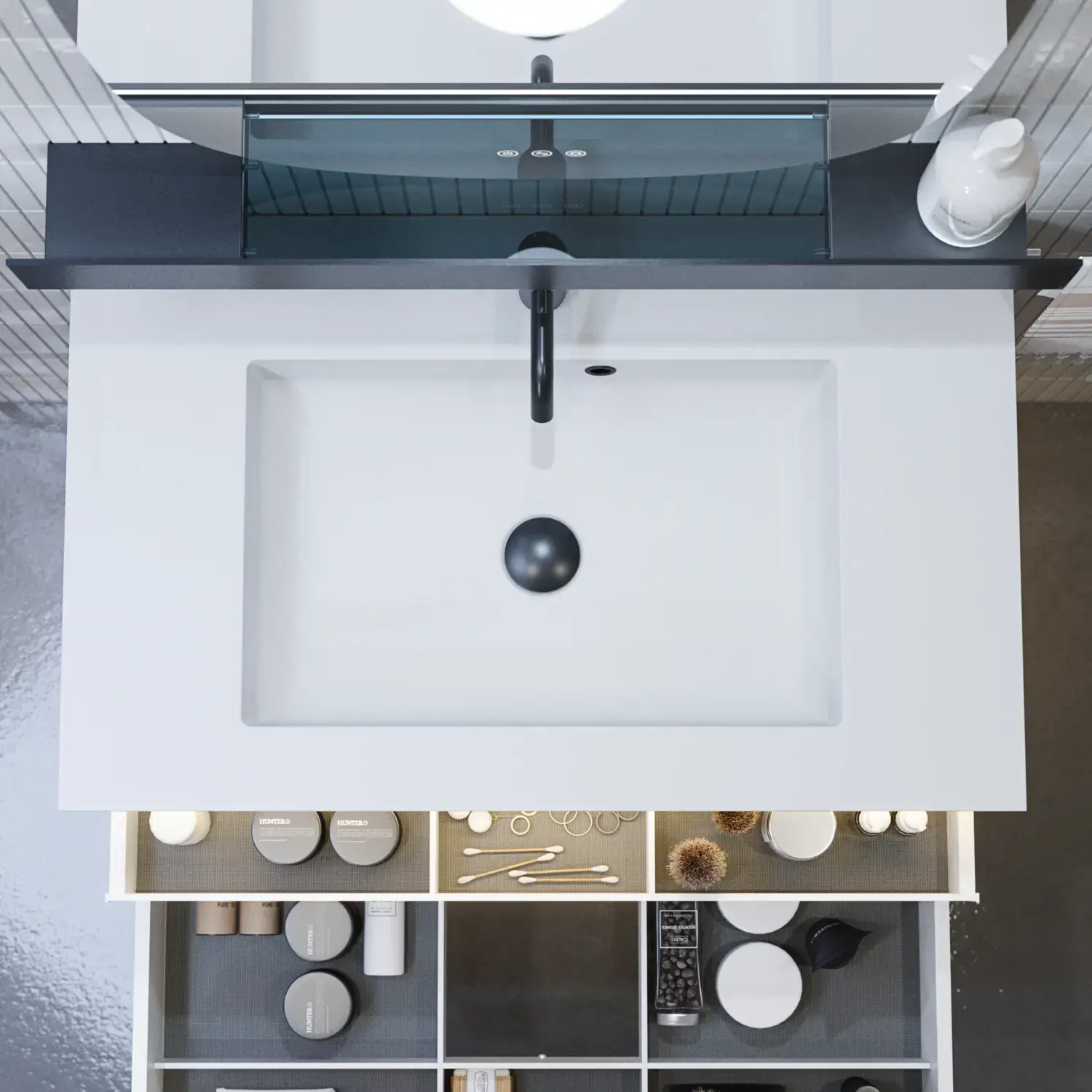 Stilvolle Badezimmer Inspiration mit beigem Waschtischunterschrank mit Innenschublade, Oberschrank, offenem Regal, ovalem Spiegel mit Beleuchtung, passenden Pendelleuchten, Regal unter dem Spiegel und wandhängendem WC.