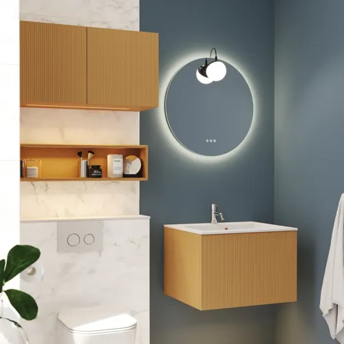 Kleines, stilvolles Badezimmer mit dunkelblauen Wänden, weichen gelben Badezimmermöbeln mit Rillen und elegantem rundem Spiegel mit Lampe.