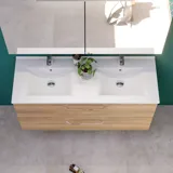 Großes Badezimmer mit einem Waschtisch in warmer Eiche, elegantem Doppelwaschbecken, schönem Spiegelschrank und Duschabtrennung, grünen Fischgrätfliesen für einen raffinierten Look.