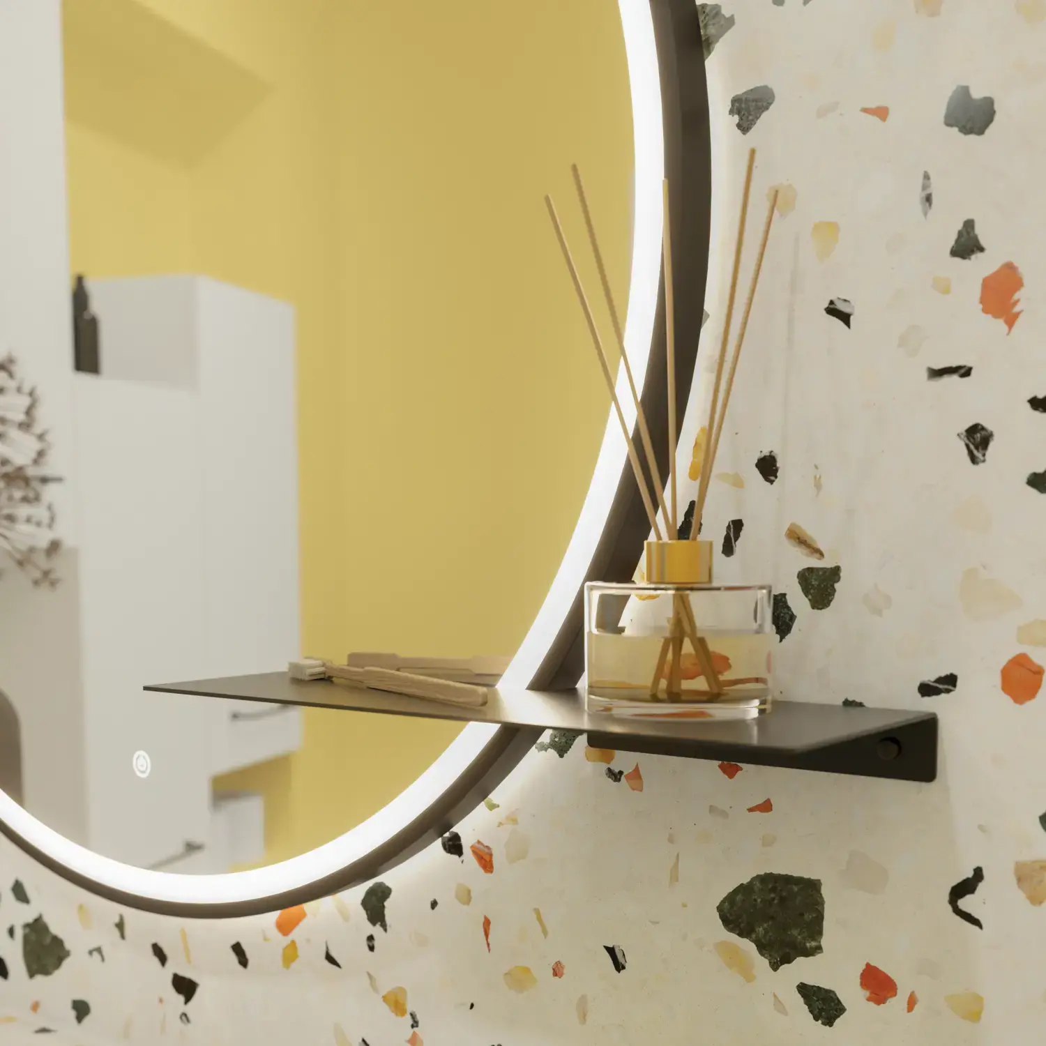 Kleine Badezimmerinspiration mit weißem Waschtisch mit schwarzem Griff und schwarzem elegantem Waschbecken, schönem rundem Spiegel mit schwarzem Rand, Terrazzo-Wand und -Boden und gelben Wänden für einen mutigen und modernen Look.