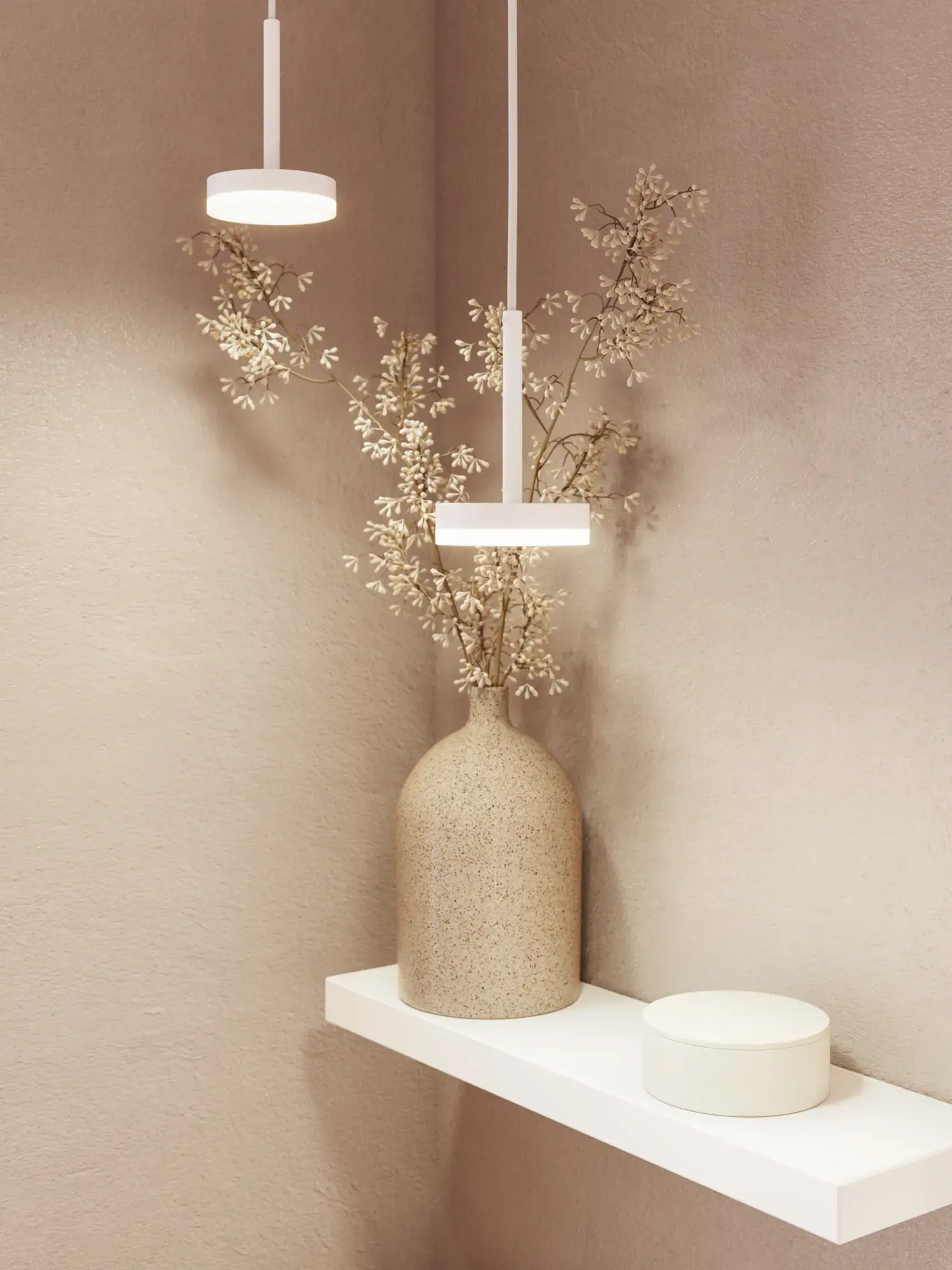 Badezimmer Inspiration, wo ein rosa Waschtisch mit integrierten Griffen und ein dünnes elegantes Waschbecken mit einem runden Spiegel und rosa Fliesen kombiniert wird, was einen femininen und romantischen Stil schafft.